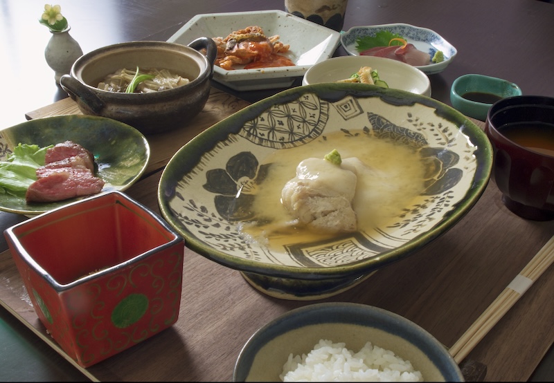 2025年懐石定食、斜め横から立体的に見える写真。