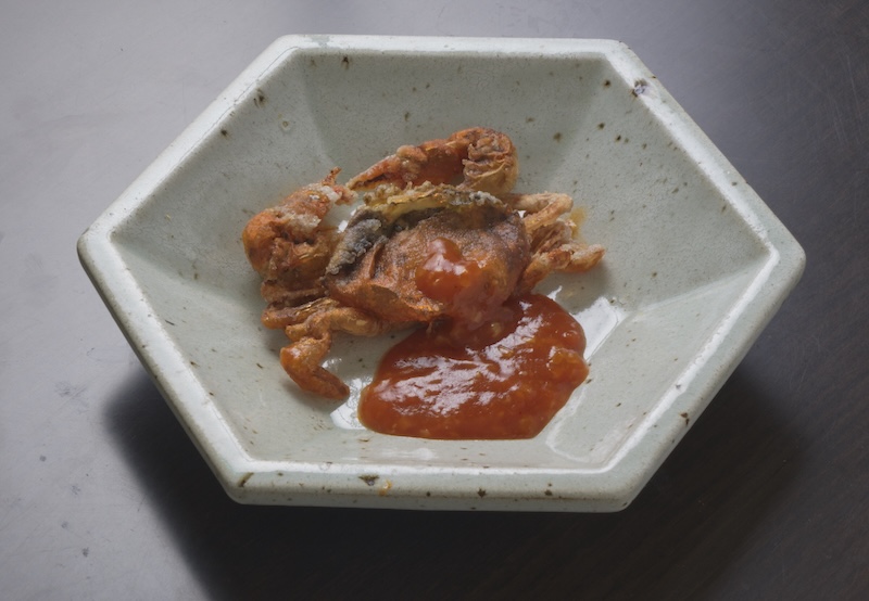 ソフトシェルクラブの唐揚げの写真、六角形の器。小手指しみずの料理。