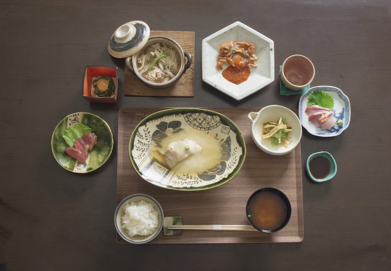 2025年11月の小手指しみずの懐石定食の全体写真。俯瞰で、真上からの構図の写真。