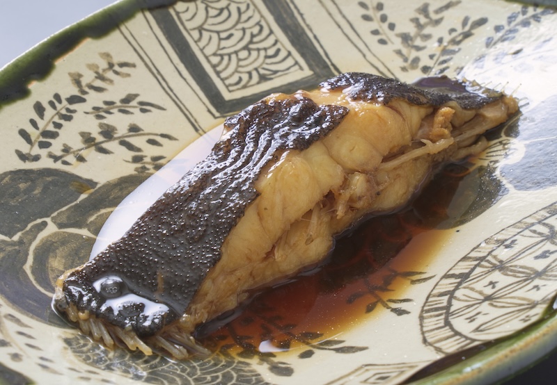 ナメタガレイの切り身の煮付けのアップの写真。