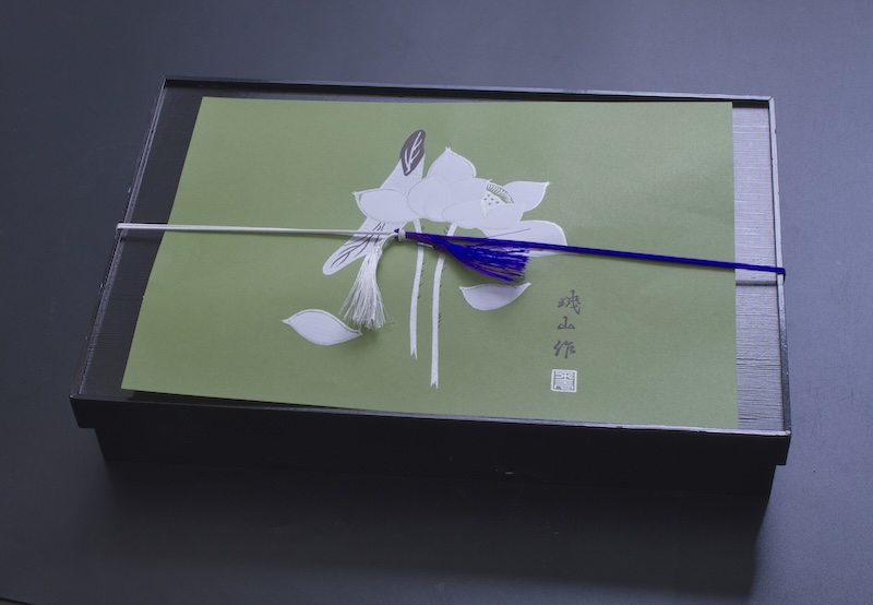 (小手指しみずの)法事法要専用6マス仕出し弁当の外観の写真。