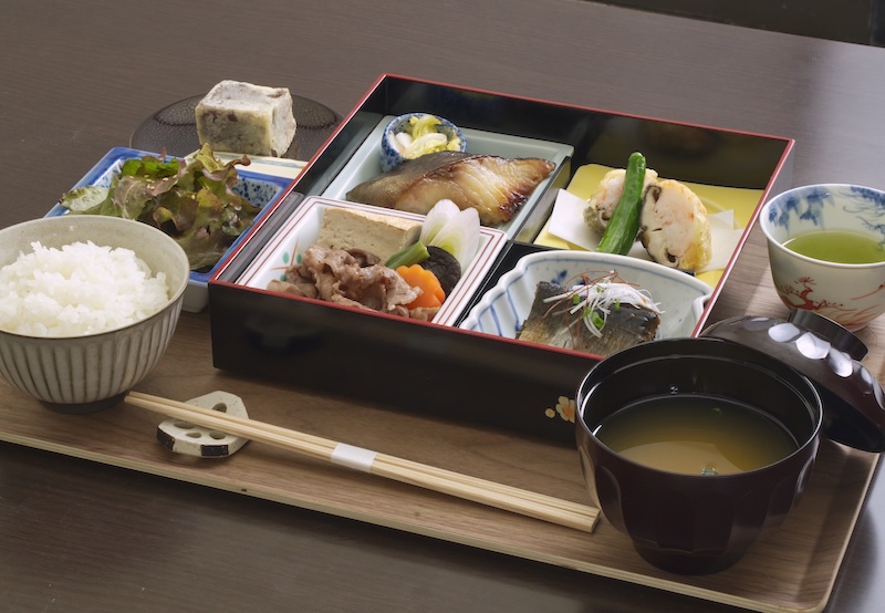 （小手指しみずの）お昼の和食膳の左からみた全体像の写真