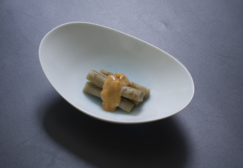 (小手指しみずの)牛蒡とピーナッツソースの写真。