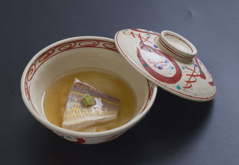 蓋付きお椀に入ったいとより鯛蕪蒸しの写真