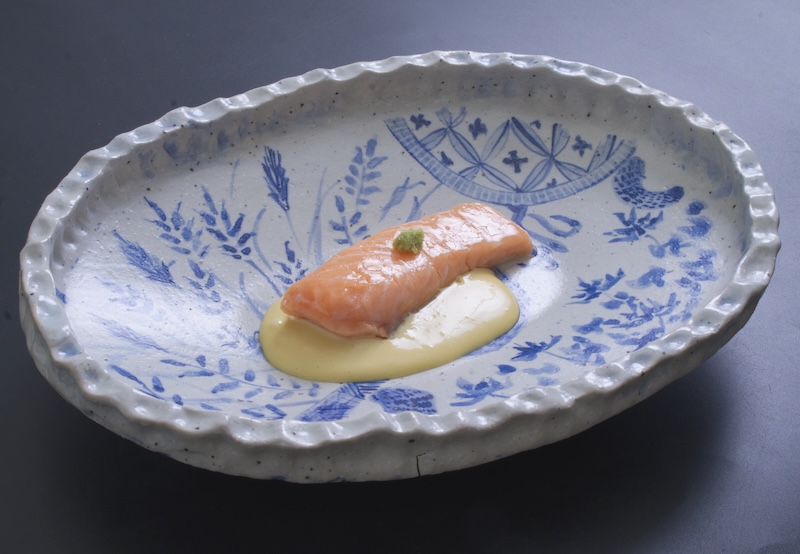 自作の器に乗せたサーモンの写真