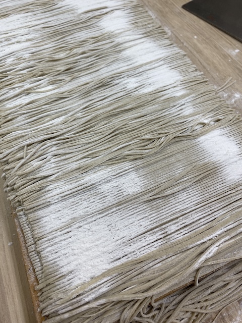 小手指しみずの十割手打ち蕎麦の生の状態の写真。