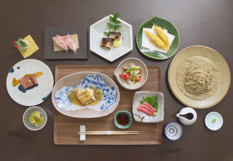 （2026年9月の小手指しみずの）夜の蕎麦と季のしつらえの俯瞰写真
