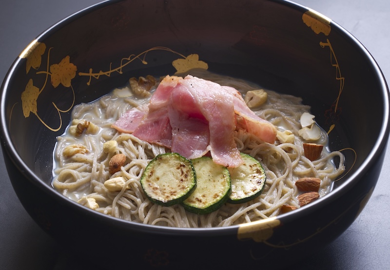 （小手指しみずの）豆乳・ナッツ・ベーコン蕎麦の写真