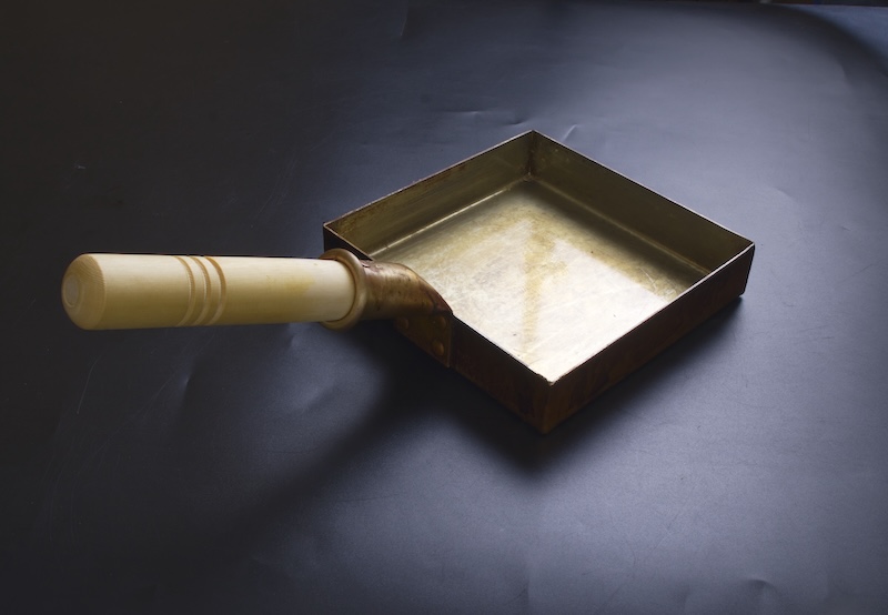 外側が銅で内側が錫加工された卵焼き器の写真