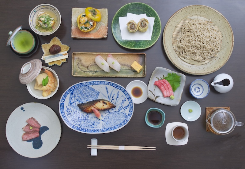 2026年10月の夜の蕎麦と季のしつらえの俯瞰写真