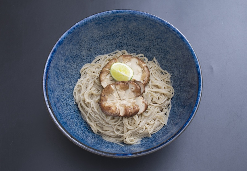 （小手指しみずの）汁なし蕎麦焼いしいたけのせ